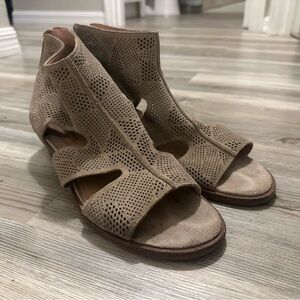 Lucky Brand Perforated Suede Sandals Beige Peep Toe Bootie Zip Size 8.5
